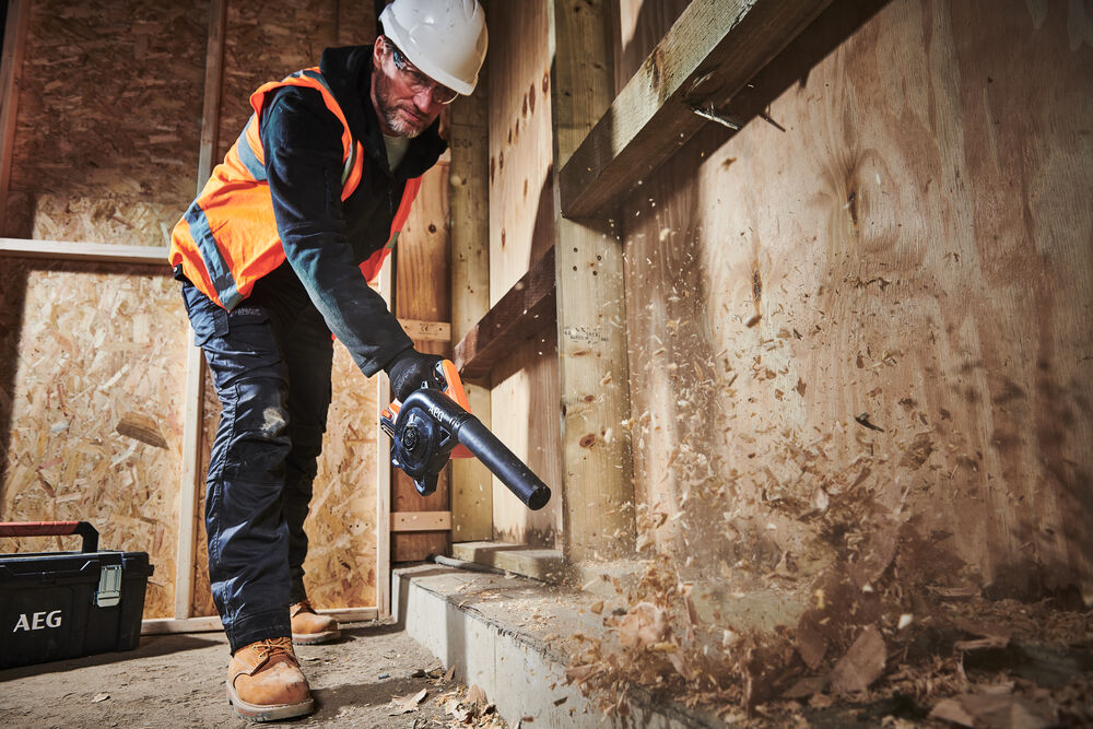 Воздуходувка аккумуляторная AEG 18В BGE18C2-0 (без батареи)