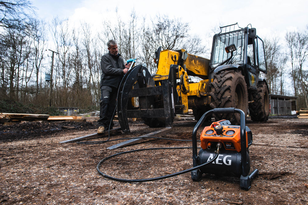 Компрессор безмасляный коаксиальный аккумуляторный AEG BK18-38BL-0 (без батареи)
