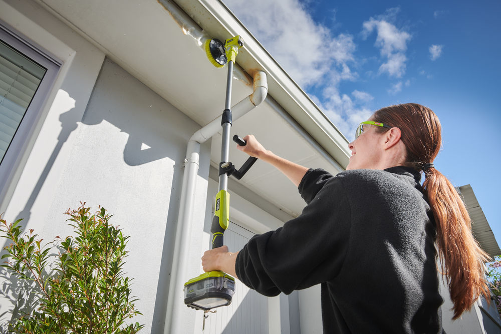 ONE + / Телескопическая щетка RYOBI R18TPS (без батареи)