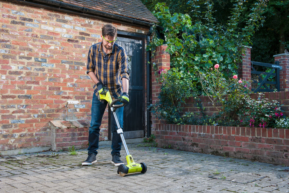 ONE + / Машина щеточная RYOBI RY18PCA-0 (без батареи)